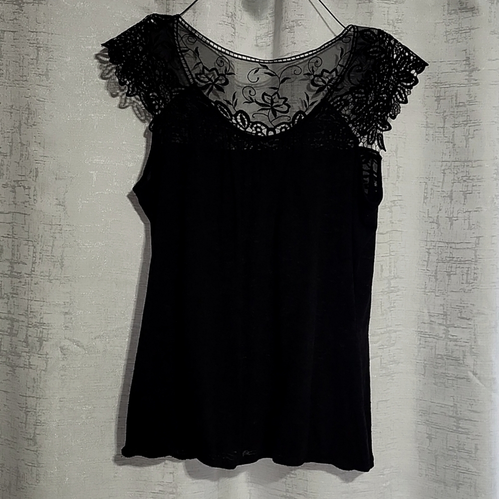 Short sleeve shirt with lace top